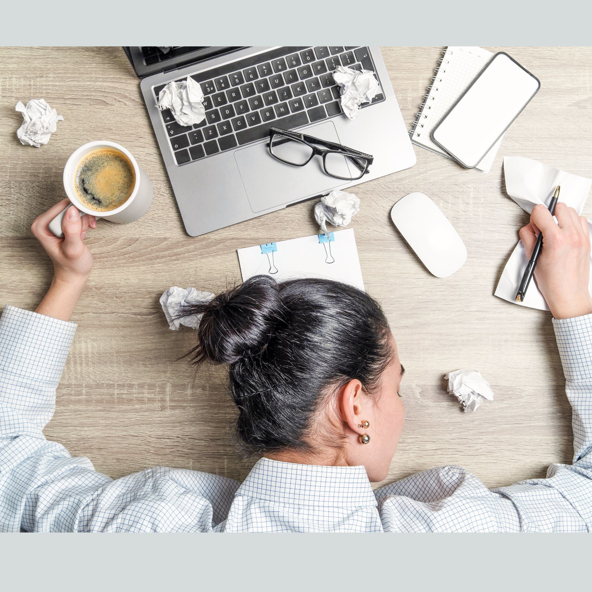 Erschöpfte Frau Pult HR Nathalie Stöcklin