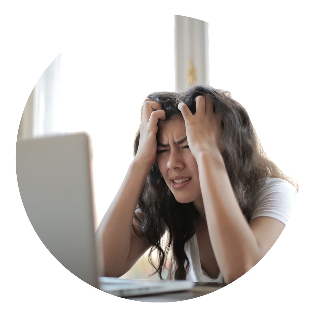 Frau erschöpft vor Laptop weiss Nathalie Stöcklin